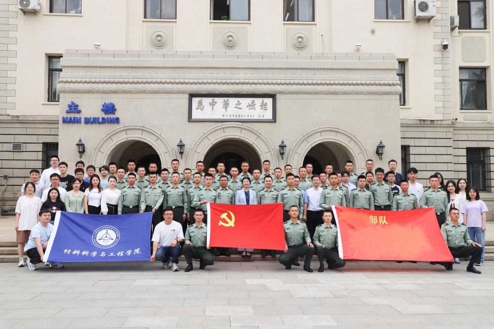 在学校大合影_副本.jpg